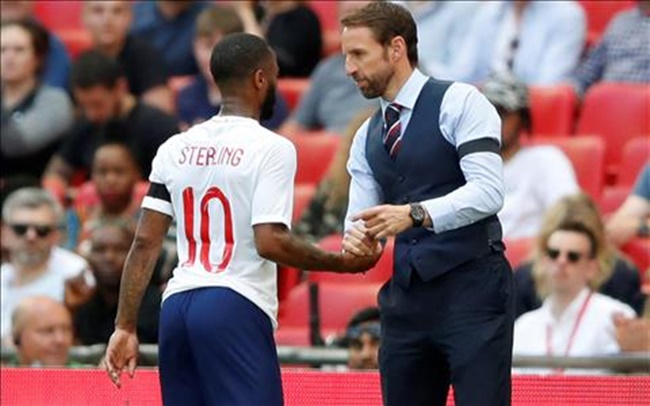 Southgate ra sức bảo vệ trò cưng Sterling - Bóng Đá