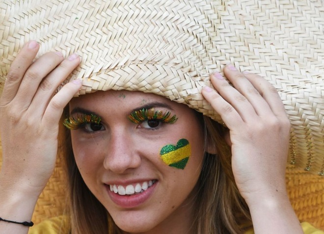 Nữ cổ động viên xinh đẹp của đội tuyển Brazil.