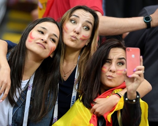 Những khoảnh khắc đáng yêu của các fan nữ xinh đẹp tại World Cup 2018 - Bóng Đá