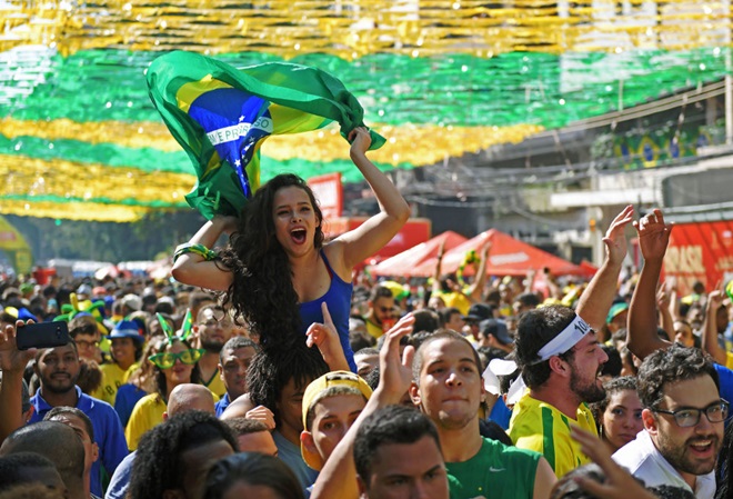 Fan hâm mộ Brazil vui mừng sau chiến thắng 2-0 của Selecao trước Costa Rica.