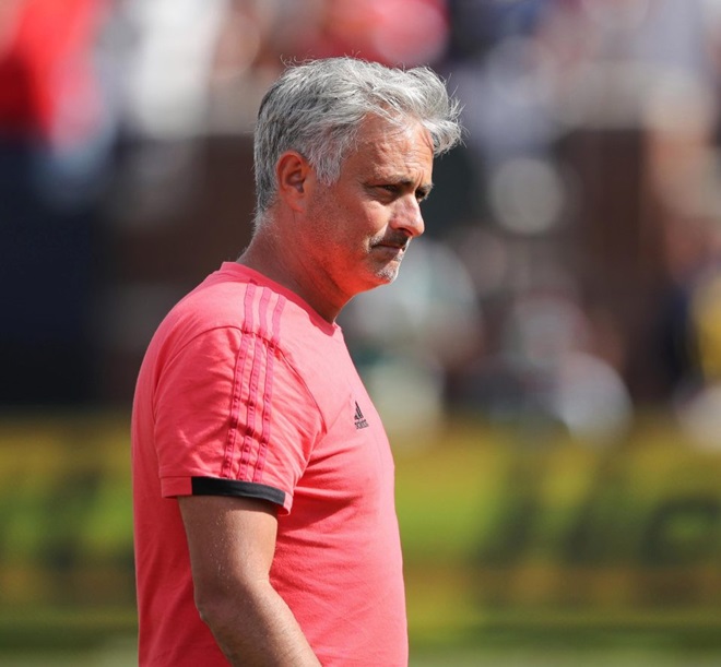 Mourinho cau có trên sân tập, MU là
