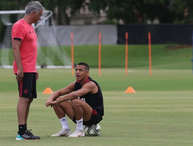 Mourinho cau có trên sân tập, MU là