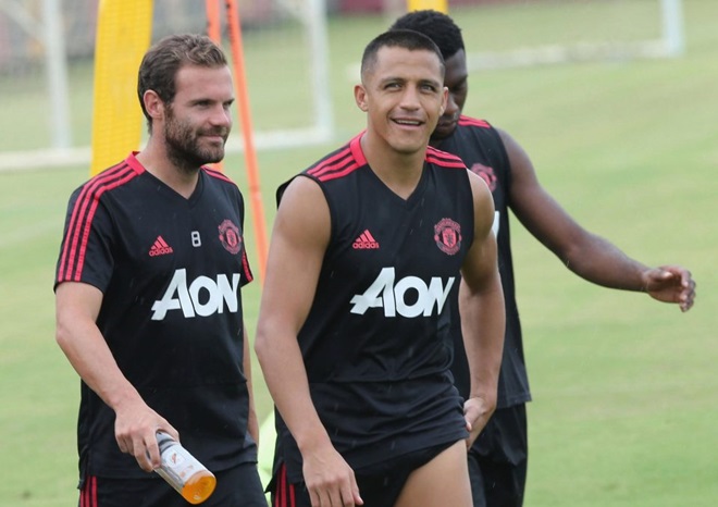 Mourinho cau có trên sân tập, MU là