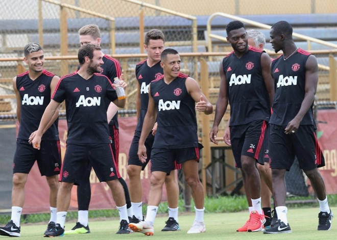 Mourinho cau có trên sân tập, MU là