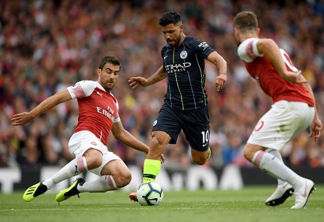 Aguero trong trận đấu giữa Man City và Arsenal.