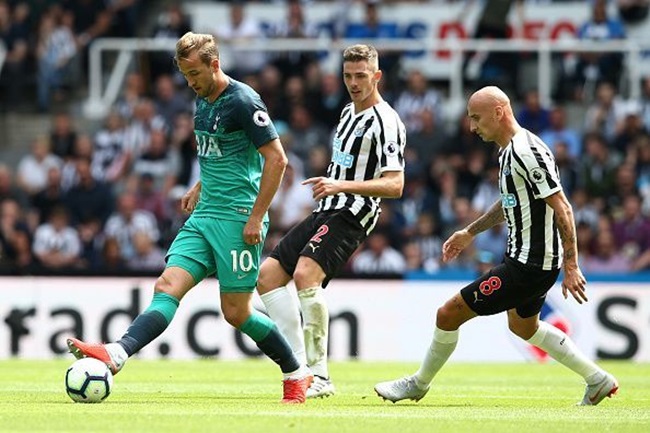 Tiền đạo người Anh trong màu áo Tottenham.