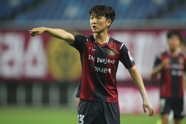 Tiền vệ công Hwang In-beom.