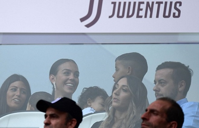 Bạn gái cổ vũ Ronaldo trên khán đài - Bóng Đá