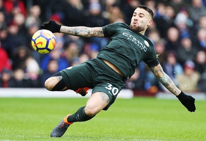 Trung vệ Otamendi của Man City.