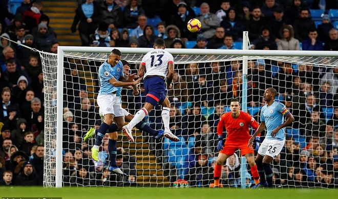 Wilson đánh đầu gỡ hòa cho Bournemouth ở phút 43 trận đấu.