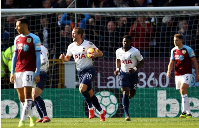 Kane quân bình tỉ số cho Tottenham.