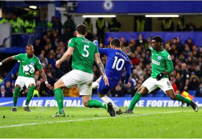 Hazard giữa vòng vây các cầu thủ Brighton.
