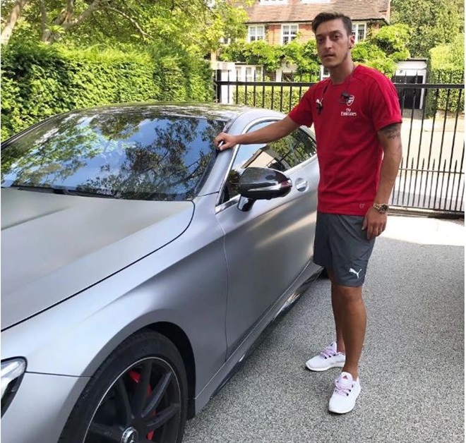 Ozil bên cạnh chiếc Mercedes Benz S65 AMG có giá 183 nghìn đô la.