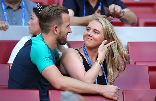 Các ngôi sao Tottenham vui đùa bên vợ và bạn gái trước CK C1 (Daily Mail) - Bóng Đá