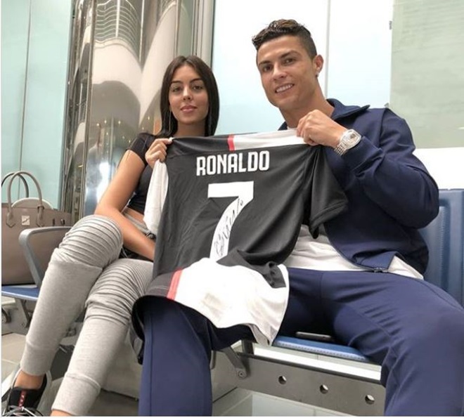 Bạn gái Ronaldo quyến rũ ở sự kiện Elle Charity Gala (The Sun) - Bóng Đá
