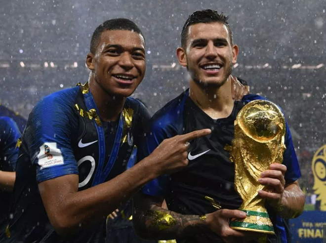 Lucas Hernandez và chiếc vòng cổ kỉ niệm chức vô địch WC (The Sun) - Bóng Đá