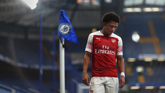 Amaechi trong màu áo Arsenal.