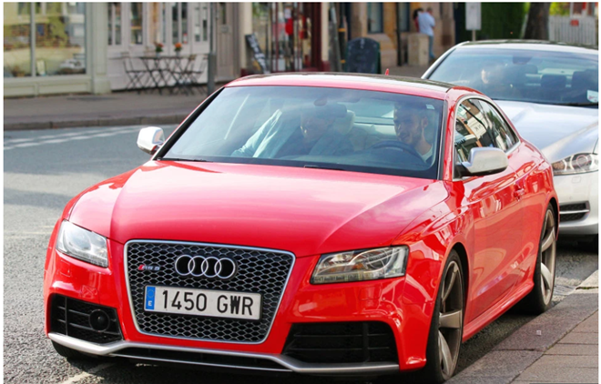 Một chiếc Audi RS5 có màu đỏ nổi bật của De Gea.