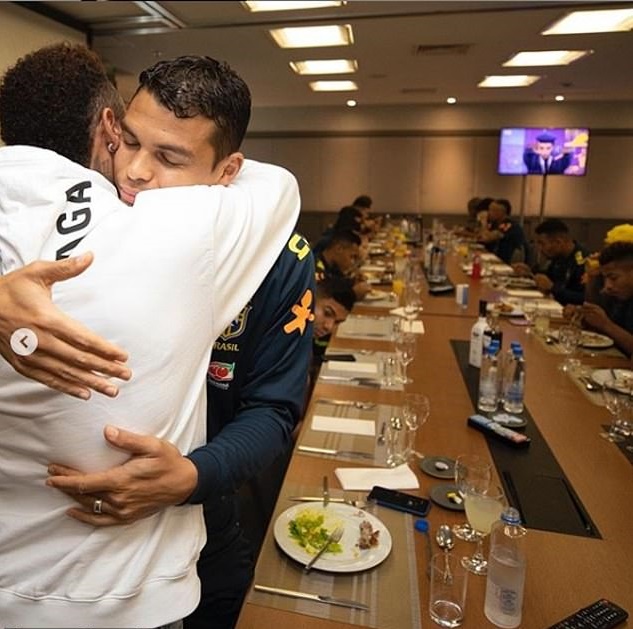 Neymar đến thăm đội tuyển Brazil (Daily Mail) - Bóng Đá