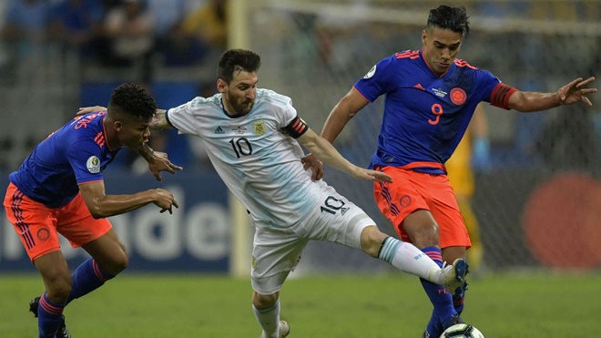 Barrios đối đầu với Lionel Messi.