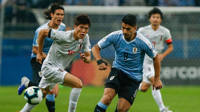 Suarez trong trận đấu với Nhật Bản.