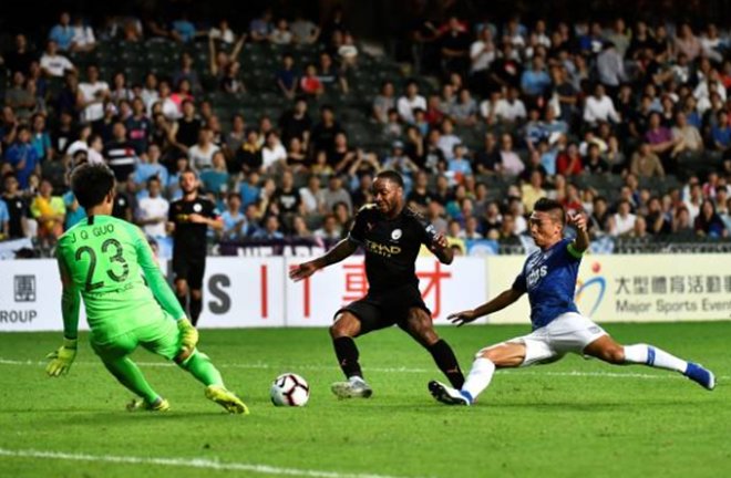 Sterling chói sáng trên hàng công đội nhà.