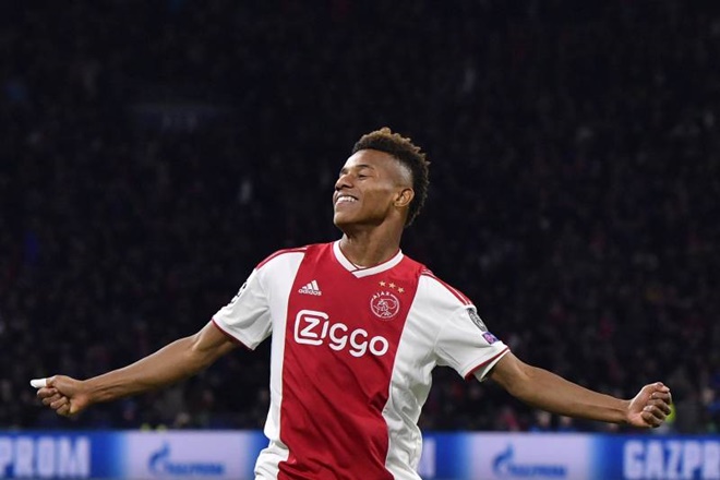 Neres trong màu áo Ajax.