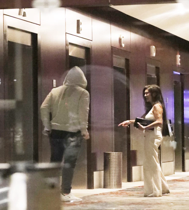 Wayne Rooney pictured getting into hotel lift with mystery woman at 5:30am after seven-hour booze session - Bóng Đá