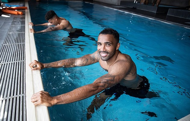 Making a splash! England squad take a dip in the pool at Southampton's training ground ahead of Euro 2020 qualifier against Kosovo - Bóng Đá