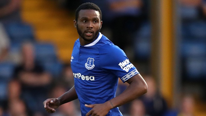 Cuco trong màu áo Everton.