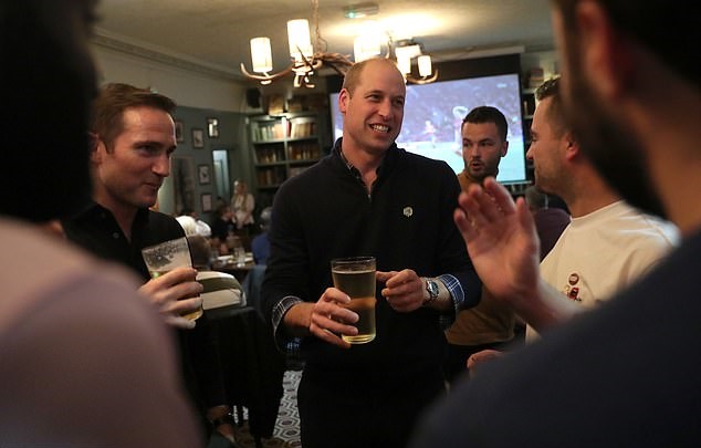 Prince William and Chelsea boss Frank Lampard greet fans in London pub as royal watches England take on Czech Republic - Bóng Đá