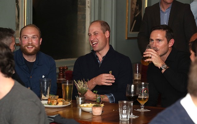 Prince William and Chelsea boss Frank Lampard greet fans in London pub as royal watches England take on Czech Republic - Bóng Đá