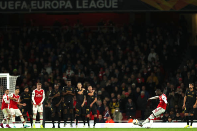 Pepe trở thành người hùng Arsenal với cú đúp bàn thắng ở thời gian cuối trận.