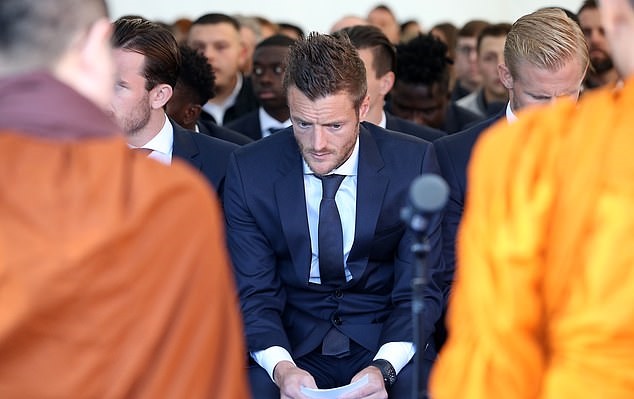 Jamie Vardy close to tears as he joins team-mates in paying tribute to Vichai Srivaddhanaprabha - Bóng Đá