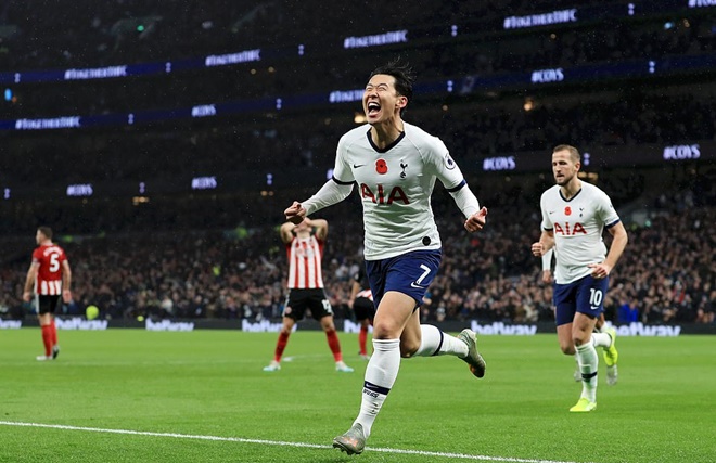 Đứng trước bối cảnh bế tắc đường vào khung thành đối phương, Tottenham bất ngờ có bàn thắng. Phút thứ 58, Enda Stevens phòng ngự lúng túng, "kiến tạo" giúp Son Heung-min dứt điểm quyết đoán mở tỷ số trận đấu.