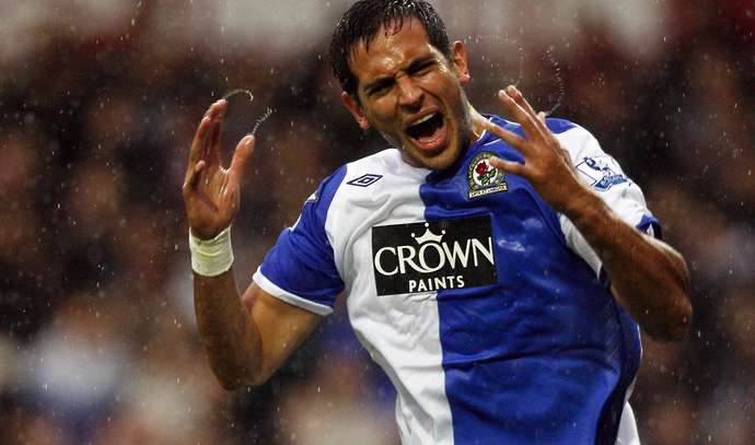 10. Tiền đạo: Roque Santa Cruz. Chân sút người Paraguay tỏa sáng với 19 bàn thắng cho Blackburn Rovers mùa 2007/2008. Man Ciy nhanh chóng đem Santa Cruz về sân Etihad với số tiền 17.5 triệu bảng vào năm 2009. Đó là thương vụ chiêu mộ hớ của nửa xanh thành Manchester khi Santa Cruz "biến mất" khó hểu.
