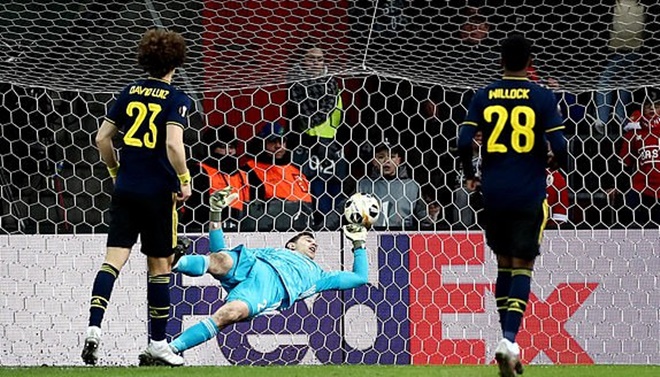 Hàng thủ Arsenal có ngày thi đấu kém cỏi.