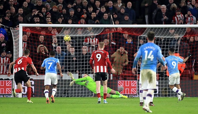 Gabriel Jesus là người bước lên thực hiện quả đá 11m. Thế nhưng, tiền đạo người Brazil đã đá hỏng khi thủ thành Dean Henderson đoán chính xác hướng đi của quả bóng.