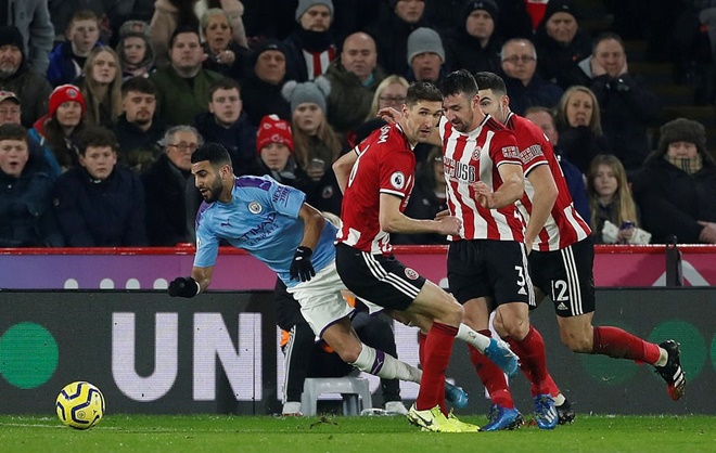 Các cầu thủ Man City tấn công ồ ạt nhằm tìm kiếm bàn thắng. Phút thứ 36, Riyad Mahrez bất ngờ xâm nhập vòng cấm địa Sheffield United và bị đốn ngã trái phép.