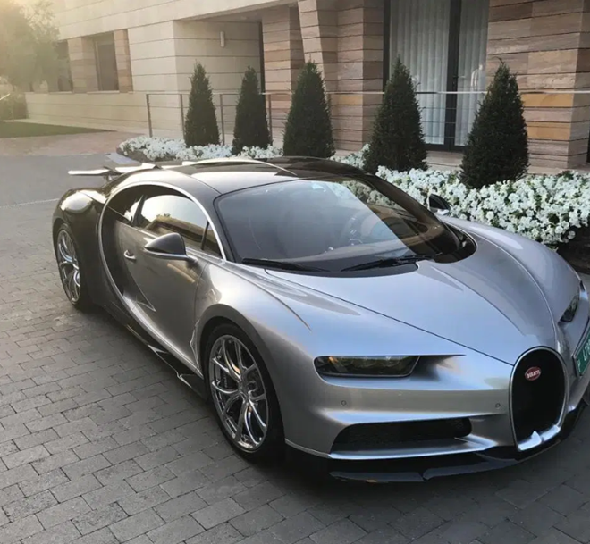 1. Bugatti Chiron (2.15 triệu bảng). Năm 2017, người hâm mộ có một phen xôn xao khi Cristiano Ronaldo mang về nhà chiếc Bugatti Chiron màu xám tuyệt đẹp. Siêu xe này có khả năng đạt vận tốc 260 dặm/h; tăng tốc từ 0 đến 60km chỉ trong vòng 2.5 giây.