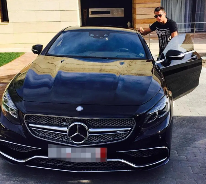8. Mercedes-AMG GLE 63 (127 nghìn bảng). Ronaldo tậu chiếc Mercedes-AMG GLE 63 vào dịp Giáng sinh năm 2016. Chiếc SUV này có công suất 612 mã lực, tốc độ tối đa đạt 155 dặm/h.