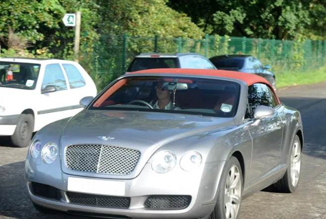 10. Bentley Continental GT (151 nghìn bảng). Khoảng thời gian thi đấu trong màu áo Man United, Ronaldo sở hữu cho riêng mình chiếc Bentley Continental GT.