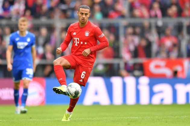 Tiền vệ trung tâm: Thiago Alcantara (Bayern Munich). Ngôi sao người Tây Ban Nha sở hữu khả năng kiểm soát trận đấu, phẩm chất kỹ thuật, kỹ năng rê dắt bóng xuất sắc.