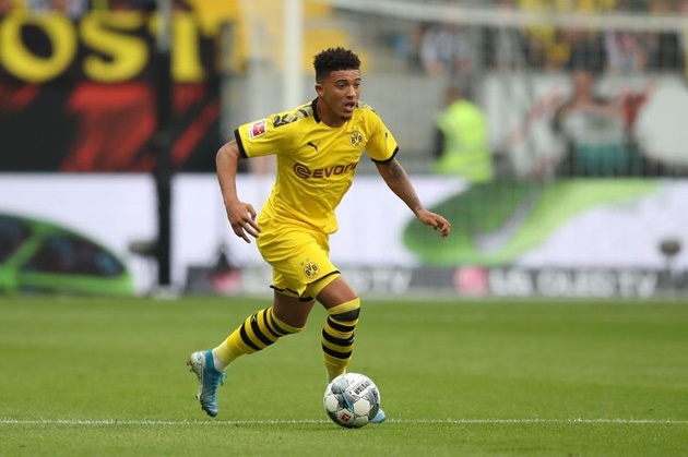 Tiền vệ lệch trái: Jadon Sancho (Borussia Dortmund). Sancho đóng góp đến 44% số bàn thắng của Dortmund mùa này, bao gồm 14 pha lập công, 16 kiến tạo.