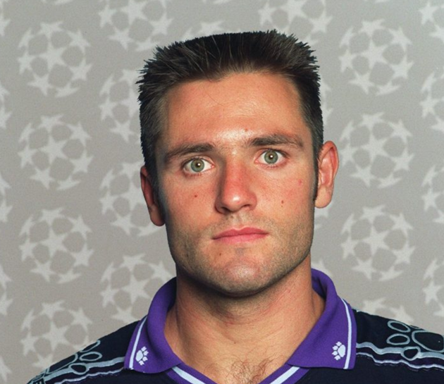 7. Santiago Canizares. Canizares là một tượng đài tại Valencia, sở hữu 46 lần khoác áo ĐTQG Tây Ban Nha giai đoạn 1993 - 2006. Trước khi thành danh tại Bầy dơi, Canizares từng góp mặt ở đội C Real Madrid từ năm 1988 nhưng không để lại nhiều dấu ấn.