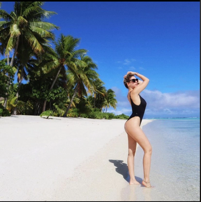 Wanda Nara soaks up sun in tiny bikini while in lockdown with Mauro Icardi as she relaxes near Lake Como - Bóng Đá