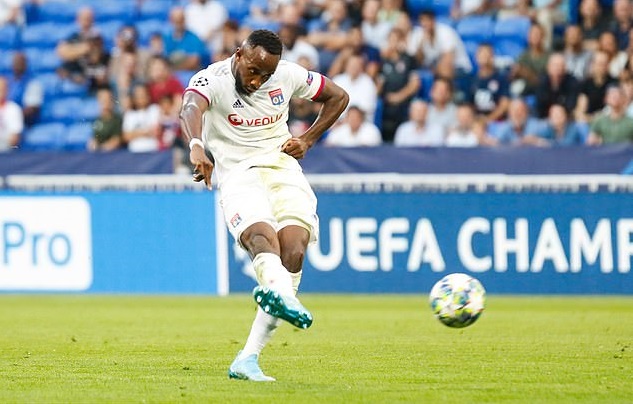 2. Moussa Dembele (Lyon). Dù sở hữu chiều cao không quá lý tưởng (1m83), thế nhưng Dembele được đánh giá là mẫu tiền đạo cổ điển với các đặc trưng: sức mạnh, tỳ đè, tốc độ cùng kỹ năng; qua đó biến mình thành sát thủ nguy hiểm nhất Ligue 1.