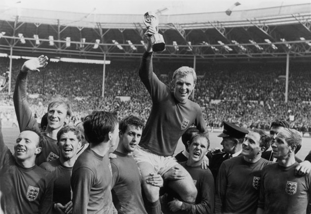 5. Bobby Moore. Vua bóng đá Pele cho rằng, Moore là hậu vệ xuất chúng nhất mà ông từng gặp. Franz Beckenbauer liệt kê Moore vào danh sách những "hòn đá tảng" vĩ đại nhất trong lịch sử. Moore là đội trưởng Tam Sư vô địch FIFA World Cup 1966, đồng thời cũng là thủ lĩnh đội bóng West Ham United hơn 10 năm với 664 lần ra sân.