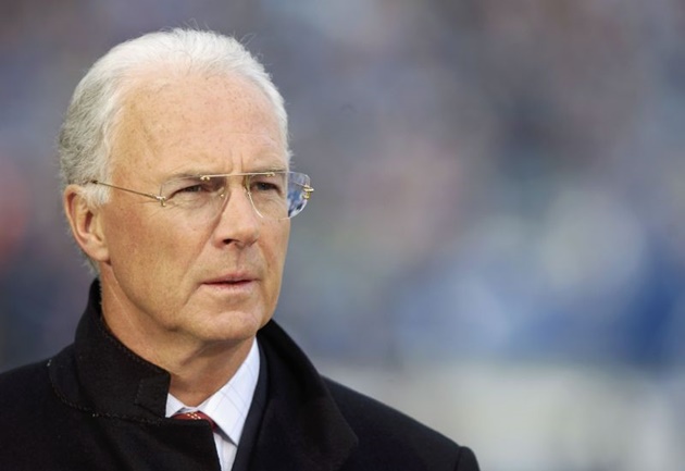 1. Franz Beckenbauer. Franz Beckenbauer là biểu tượng một thời của Bayern Munich và Những cỗ xe tăng Đức. "Hoàng đế" nước Đức nổi tiếng bởi phong cách lịch lãm, khả năng lãnh đạo tập thể tuyệt vời; đồng thời là đội trưởng giúp tuyển Đức đăng quang chức vô địch thế giới năm 1974; 3 lần đoạt C1 cùng Bayern Munich.