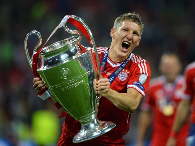 3. Bastian Schweinsteiger. Schweinsteiger là người tiếp theo xuất thân từ lò đào tạo trẻ Bayern Munich. Tiền vệ người Đức xuất phát điểm ban đầu ở vị trí chạy cánh nhưng phát tiết rực rỡ khi được kéo vào thi đấu ở vai trò tiền vệ trung tâm. Thống kê cho thấy, anh có 500 lần ra sân cho Hùm xám, đóng góp 68 bàn thắng.